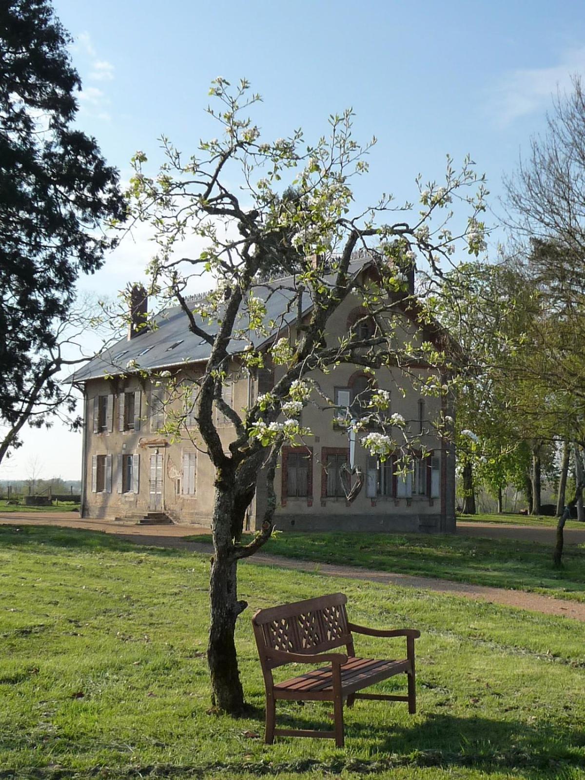 Domaine De Savigny Bed & Breakfast Saint-Saulge Exterior photo